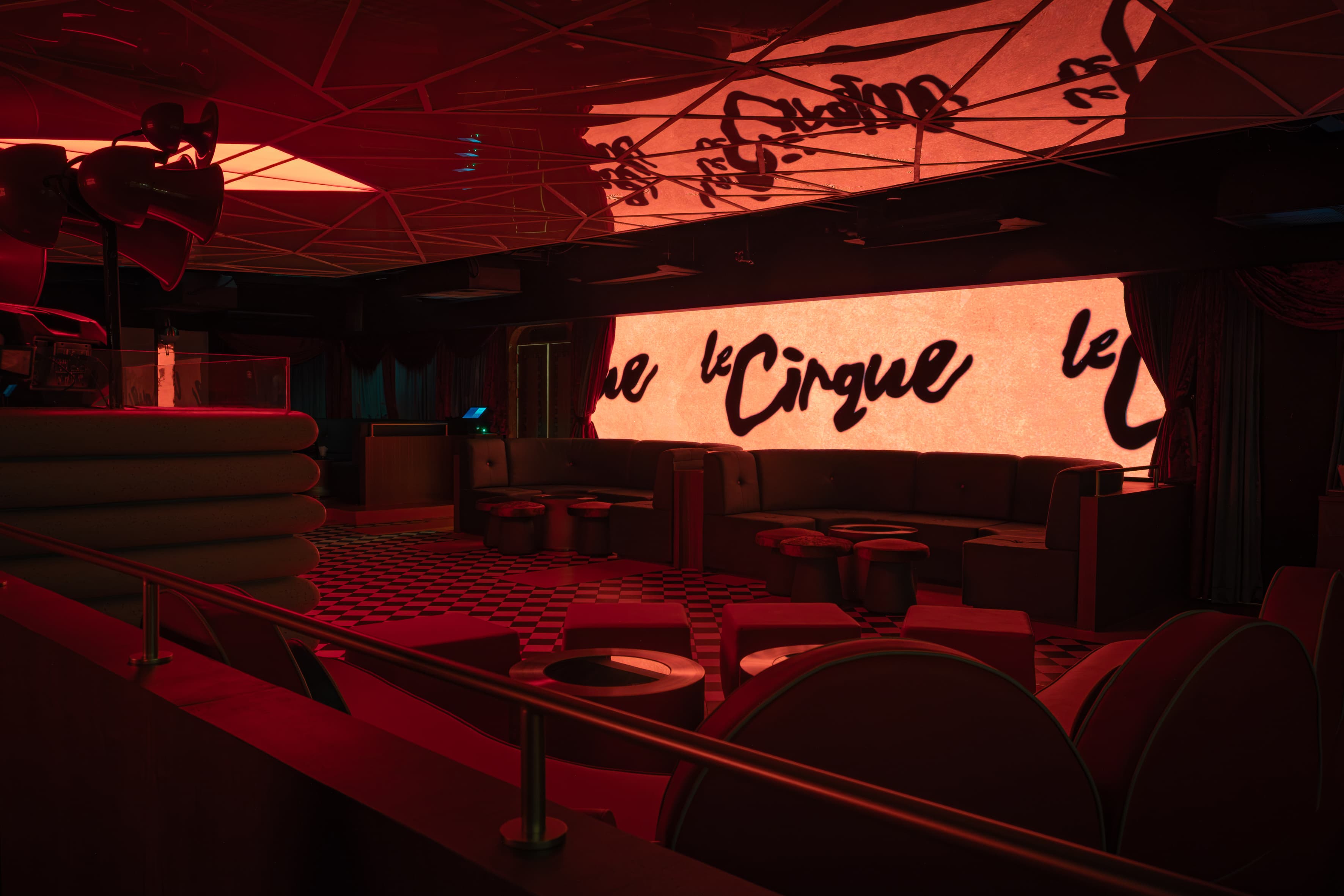 Inside Le Cirque (8)